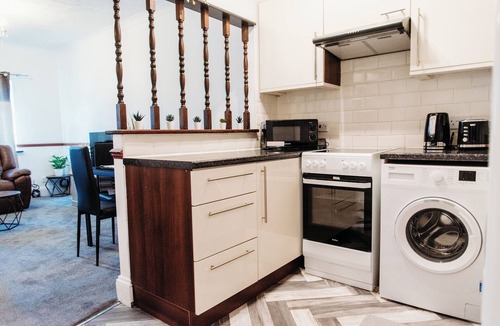 Southend-on-Sea Cabin | Beachside Apt with Free Parking