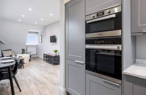 Southbourne Apartment | Beachside Loft: Stylish Top Floor Apartment- SOBO Loft