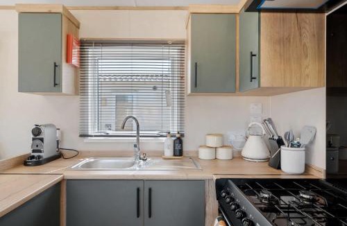 Mullacott Ski Chalet | Beachy Lodge with Deck & Parking nr Ilfracombe