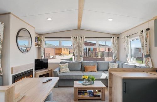 Mullacott Ski Chalet | Beachy Lodge with Deck & Parking nr Ilfracombe