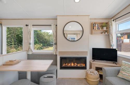 Mullacott Ski Chalet | Beachy Lodge with Deck & Parking nr Ilfracombe