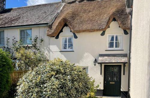 Dolton House | Beautiful 1 bed thatched cottage