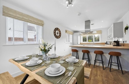Gloucester Apartment | Beautiful 4-Bed Detached House - Pool table - Superfast Wi-Fi - Driveway for two vehicles