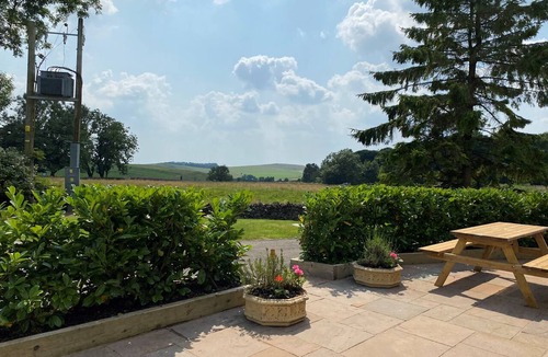 Hurdlow House | Beautiful 4 Bedroom Farmhouse Nr Monyash, Peak District - Sleeps 8.