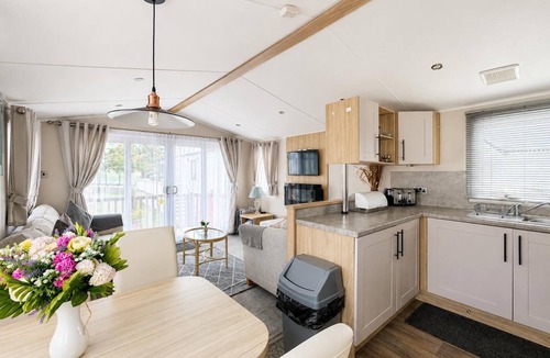 Corton House | Beautiful caravan for hire with a partial sea view in Suffolk ref 32042AZ