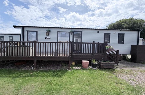 Corton House | Beautiful Caravan For Hire With A Partial Sea View In Suffolk Ref 32042Az
