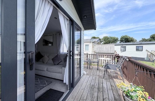 Corton House | Beautiful Caravan For Hire With A Partial Sea View In Suffolk Ref 32042Az