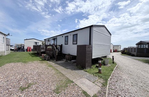 Corton House | Beautiful Caravan For Hire With A Partial Sea View In Suffolk Ref 32042Az