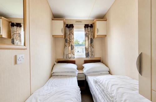 Oulton Broad House | Beautiful Caravan On A Fantastic Holiday Park In Lowestoft Ref 12099B