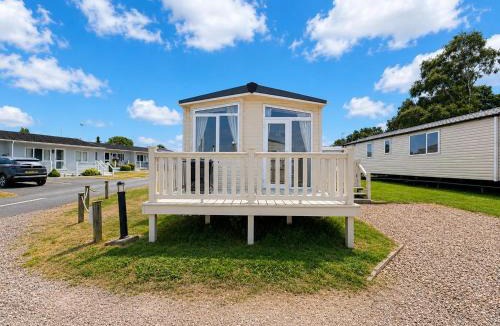 Oulton Broad House | Beautiful Caravan On A Fantastic Holiday Park In Lowestoft Ref 12099B