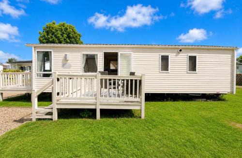 Oulton Broad House | Beautiful Caravan On A Fantastic Holiday Park In Lowestoft Ref 12099B