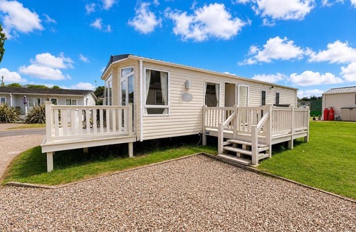 Oulton Broad House | Beautiful caravan on a fantastic holiday park in Lowestoft ref 12099B