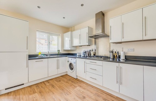 Upton House | Beautiful Detached House Free Parking Office Smart TVs Yoko Property