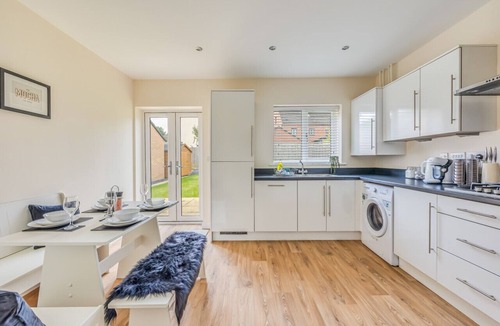 Upton House | Beautiful Detached House Free Parking Office Smart TVs Yoko Property