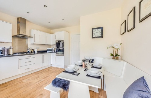 Upton House | Beautiful Detached House Free Parking Office Smart TVs Yoko Property