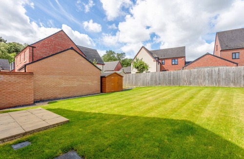 Upton House | Beautiful Detached House Free Parking Office Smart TVs Yoko Property