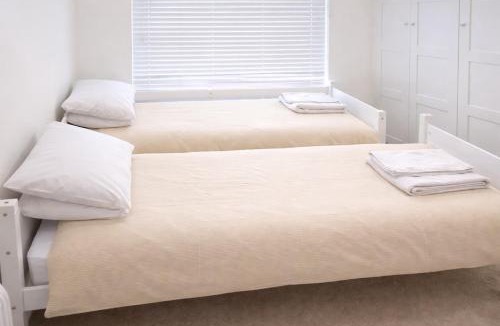Rochester Apartment | Beautiful Flat 2-Mins away from Rochester Station