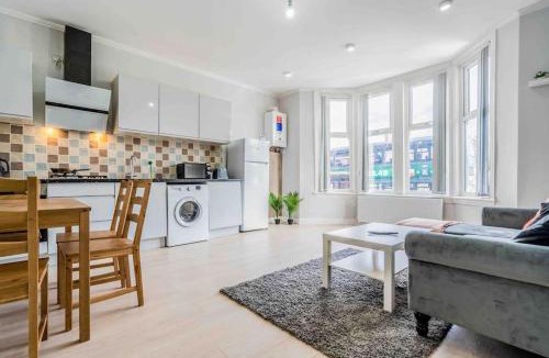 Moseley Apartment | Beautiful flat with free parking