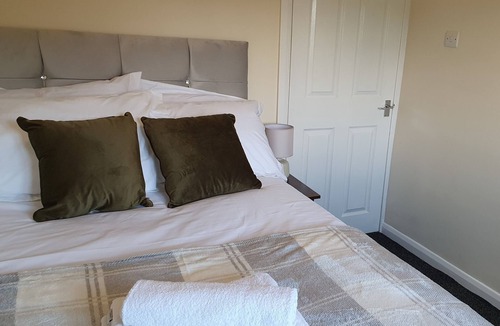 Woking House | Beautiful Gloster House with Large Garden and Free Parking