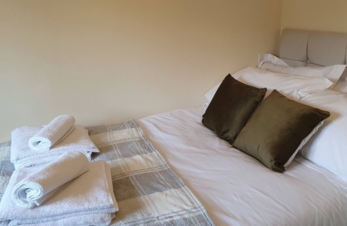 Woking House | Beautiful Gloster House with Large Garden and Free Parking