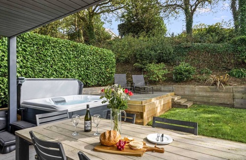 Talland House | Beautiful holiday home with hot tub, just a walk away from Talland beach.