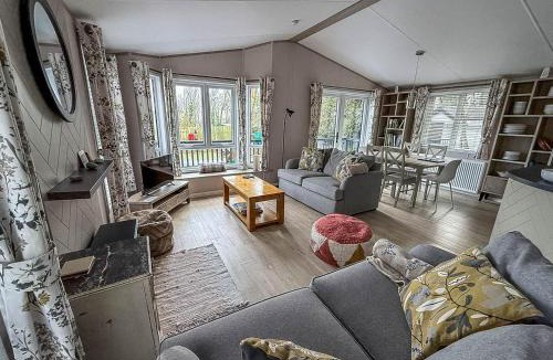 Corton Ski Chalet | Beautiful Lodge With Decking At Azure Seas In Suffolk, Sleeps 6 Ref 32217Og