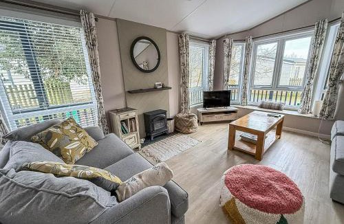 Corton Ski Chalet | Beautiful Lodge With Decking At Azure Seas In Suffolk, Sleeps 6 Ref 32217Og
