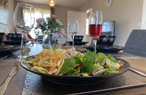 Peterborough Apartment | Beautiful & Spacious with 2 Free Parking Spaces - SRK Accommodation