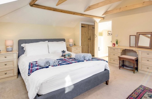 Ranworth Cottage | Beautifully converted 2 bedroom upper level Coachhouse (with a private courtyard garden.)