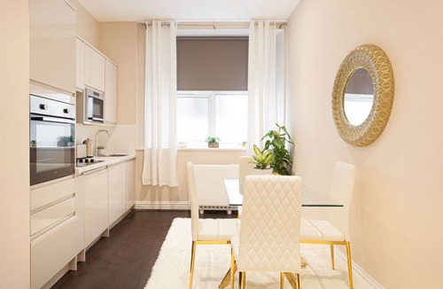 The Cultural Quarter Apartment | Beautifully Decorated Centrally Located 2 bed Flat