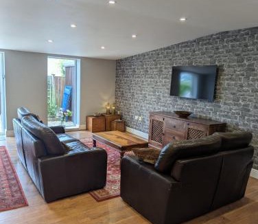 Charminster House | BEAUTIFULLY RENOVATED PET FRIENDLY BUNGALOW Style BARN CONVERSION NEAR DORCHESTER DORSET