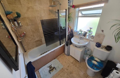 Glastonbury House | BEE GENTLE BEE KIND BEE HAPPY rooms