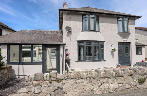Prestatyn Cottage | BEECHES BACH, with hot tub in Prestatyn