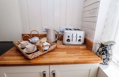 Beccles Cottage | BEEHIVE, pet friendly, country holiday cottage in Beccles