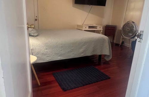 Maghull Apartment | Belmont shore studio, steps from the ocean and bay.