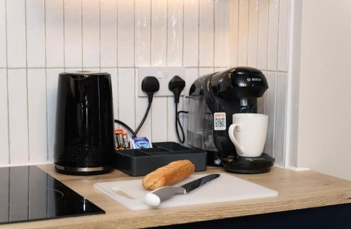 Plasnewydd Apartment | Benjamin Suite Modern 3BR Apartment