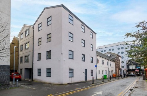 Plasnewydd Apartment | Benjamin Suite Modern 3BR Apartment