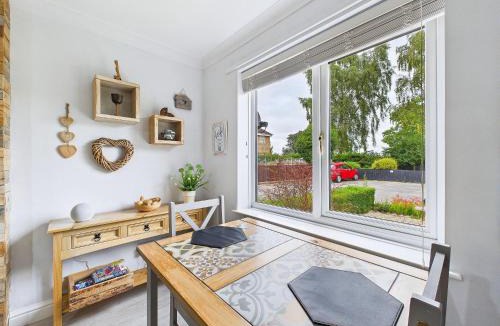 Driffield House | Bijou Abode- bungalow with free private parking