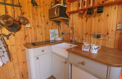 Llanfihangel Tal-y-llyn Cottage | BILL’S SHEPHERDS HUT, pet friendly, with a garden in Talgarth