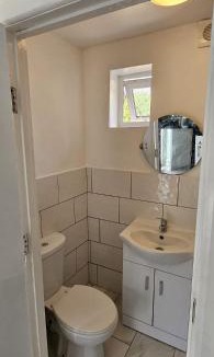 Eastbrook House | Birdsong Studio & Quiet Garden Flat with Ensuite