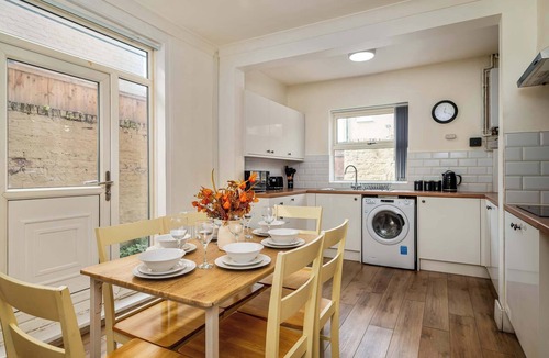 Birkenhead House | Birkenhead Haven – Sleeps 14, Family & Group Stay