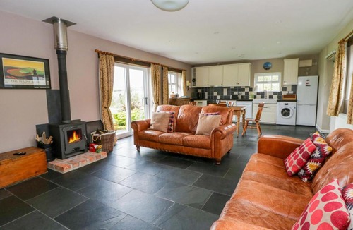 Carmarthen House | Blaenffynnon Bach
