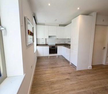 Colchester Apartment | Blanco Brillo