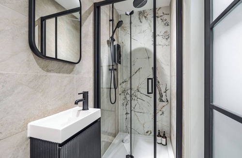 RopeWalks Apartment | Bold St | Skylight Charm with Fireplace | King Bed