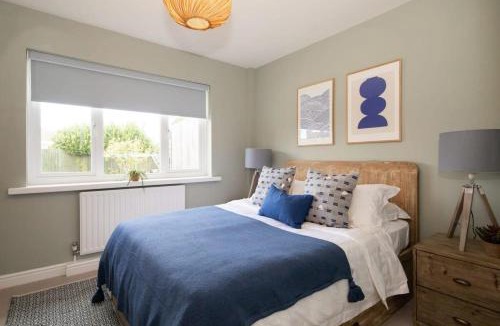 Bosham House | Bosham 3 BR Beach House with Garden & Playhouse