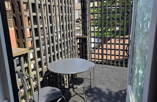 Valentines Apartment | Boutique Dairy Conversion Near Ilford Station