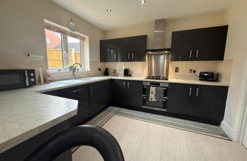 Swindon House | Boyton House Sleeps 14 Long Stays Parking Wi-Fi