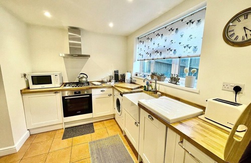 Crickhowell Cottage | *Brecon Beacons,Log Burner, hot tub Dogs Welcome*