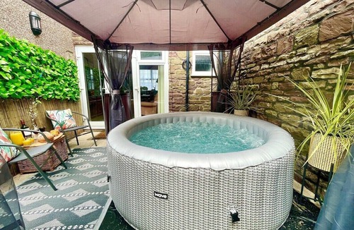 Crickhowell Cottage | *Brecon Beacons,Log Burner, hot tub Dogs Welcome*