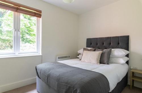 Crawley Apartment | Bright 2BR Apartment - 2 Free Parking Spaces - Near LGW Airport